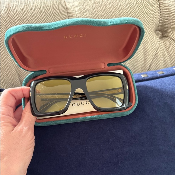 Gucci Oversized Black Sunglasses - Picture 6 of 6